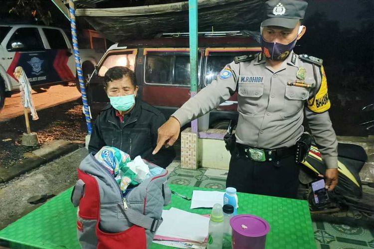 Polisi saat mendatangi rumah warga yang merawat balita yang diduga ditelantarkan orangtuanya di Kawasan Industri Cikande, Kabupaten Serang, Banten, Minggu (3/4/2022).