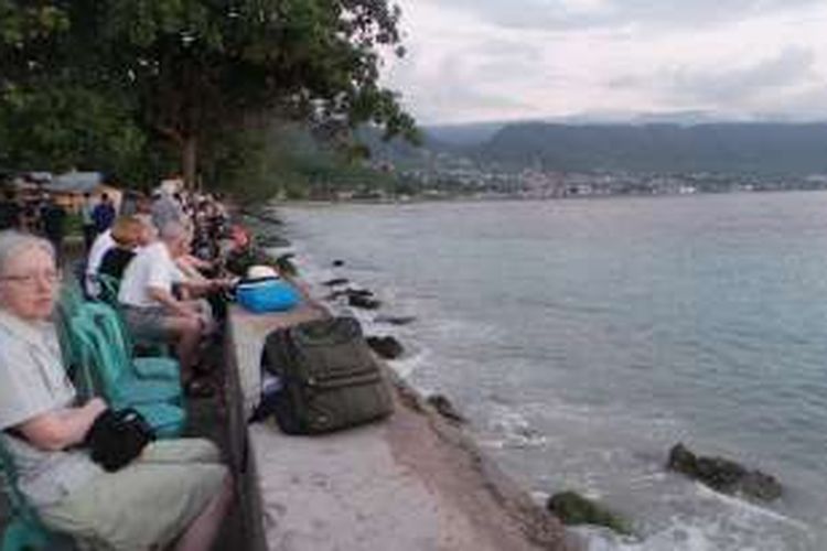 Wisatawan asing yang mendatangi Pantai Kilo Lima untuk melihat gerhana matahari total di Luwuk, Sulawesi Tengah, Rabu (9/3/2016). 