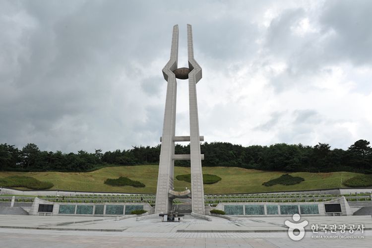 Tempat wisata sejarah bernama May 18th National Cemetery di Korea Selatan.