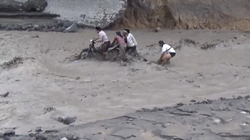 Pulang Belanja Kebutuhan Ramadhan, Warga Saling Dorong Motor Seberangi Banjir Lahar Semeru