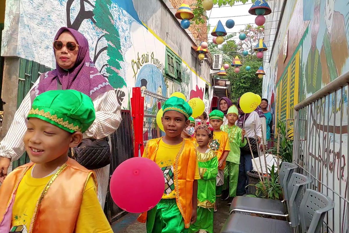 Karnaval Budaya dan Pesta Rakyat digelar di Kampung Betawi Sentra Budaya Betawi di Kelurahan Kota Bambu Selatan, Palmerah, Jakarta Barat, Rabu (22/6/2022).