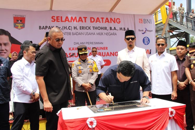 Menteri BUMN Erick Thohir tandatangan prasasti peresmian pusat kuliner di Bukittinggi, Rabu (6/3/2024) 