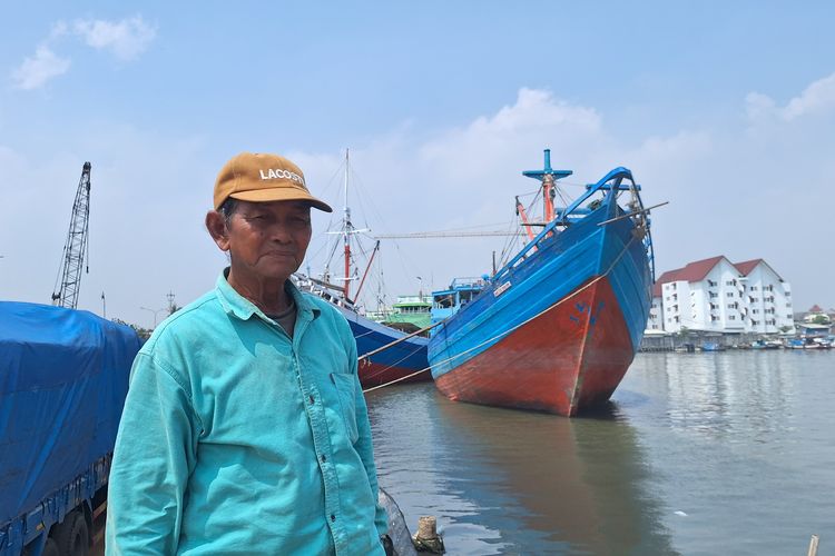 Bakar (77) pengemudi sampan di Pelabuhan Sunda Kelapa, Jakarta Utara. Rabu (17/4/2024).