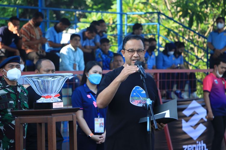 Anies Baswedan membuka turnamen Piala Gubernur DKI Jakarta 2022 di Lapangan Pancoran Soccer Field, Jakarta, Jumat (10/6/2022).