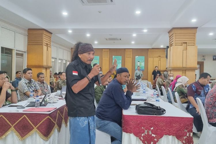 Bambang Zakariya mewakili warga Karimunjawa menghadiri rapat di Kantor BPN Jateng, Jumat (29/9/2023).