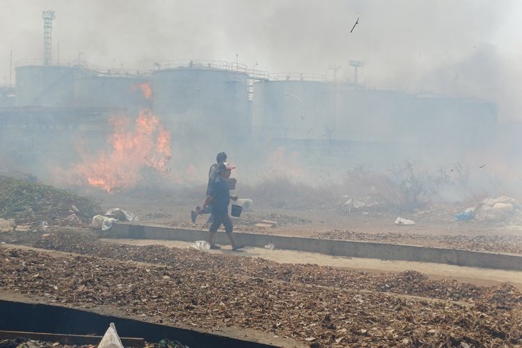 Kebakaran Alang-alang di Lahan Pelindo Cilincing Jakut, Diduga akibat Anak-anak Main Korek Api