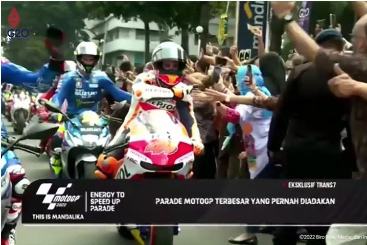 20 pebalap MotoGP mulai melakukan parade dari Jalan Medan Merdeka Utara, Jakarta Utara, setelah dilepas langsung oleh Presiden Joko Widodo (Jokowi), Rabu (16/3/2022).