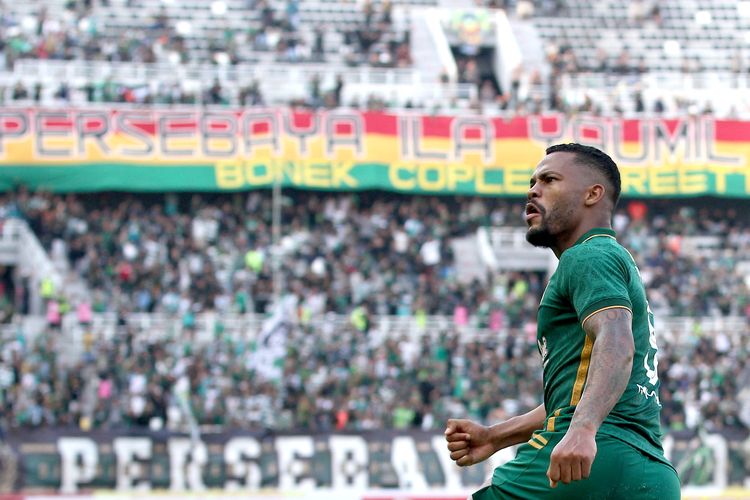 Pemain Persebaya Surabaya Paulo Victor selebrasi seusai menjebol gawang RANS Nusantara FC saat pertandingan pekan ke-4 Liga 1 2023-2024 yang berakhir dengan skor 2-2 di Stadion Gelora Bung Tomo Surabaya, Minggu (23/7/2023) sore.