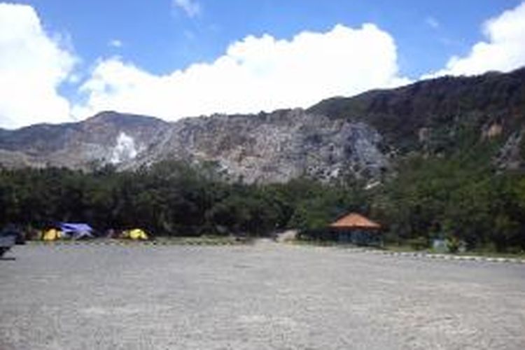 Pemandangan Gunung Papapandayan dari kaki gunung.