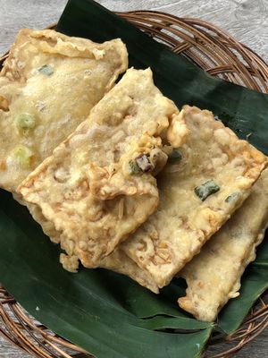 Tempe Mendoan, kuliner khas Banyumas tempe tipis dilapisi adonan tepung lalu digoreng.