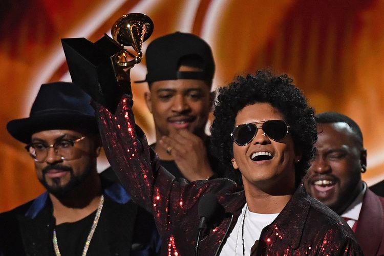 Bruno Mars mengangkat trofi Album of the Year pada perhelatan Grammy Awards 2018 yang diselenggarakan di Madison Square Garden, New York City, Minggu (28/1/2018).