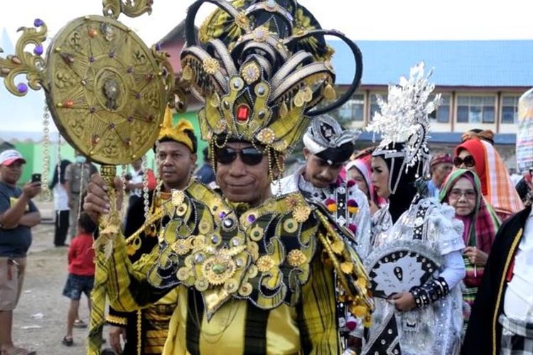 Festival Keraton Kesultanan Buton Kota Baubau, Sulawesi Tenggara, menampilkan seribu penari yang menarikan tarian kolosal dan karnaval tenun