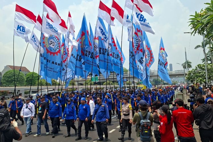 Massa Buruh Tiba di Depan Gedung DPR, Polisi Rekayasa Lalu Lintas Jalan Gatot Subroto
