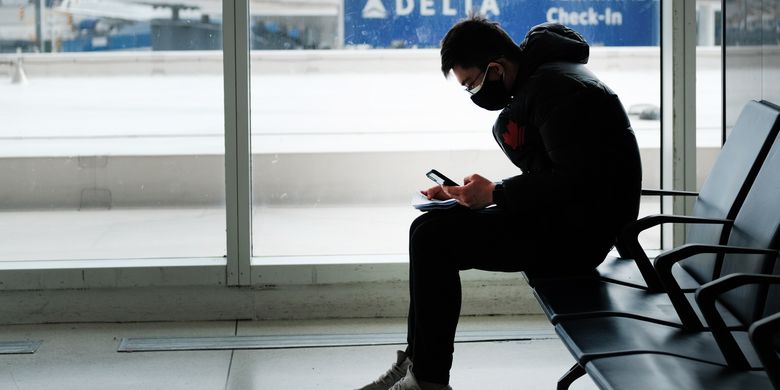 Penumpang mengenakan masker di ruang tunggu yang nyaris kosong di Bandara Internasional John F Kennedy, New York, 31 Januari 2020. Kecemasan kian meningkat menyusul penyebaran virus corona yang semakin luas.