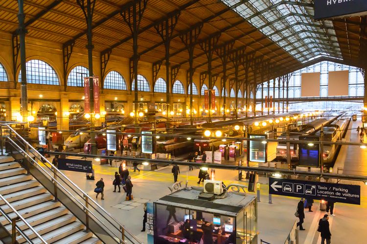 Suasana stasiun Gare du Nord di Paris, Prancis. 