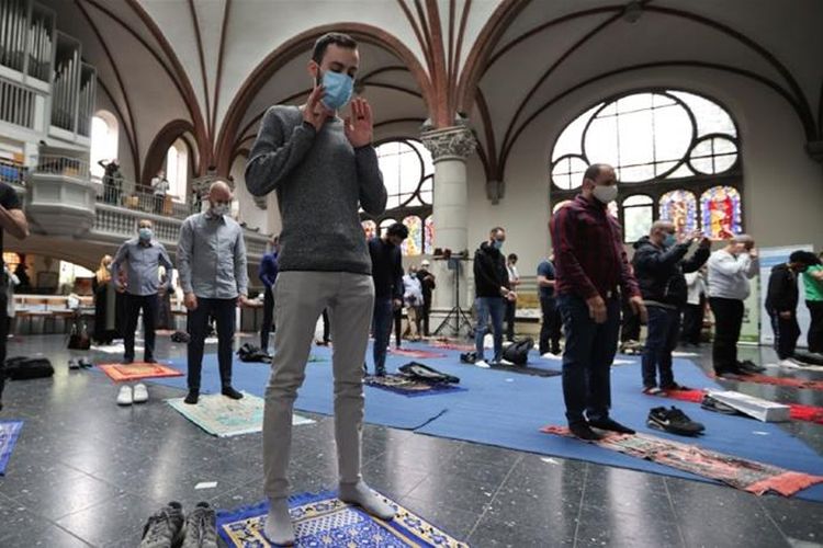 Jemaah shalat Jumat di Berlin, Jerman melakukan ibadah dari ruangan Gereja di sebelahnya.