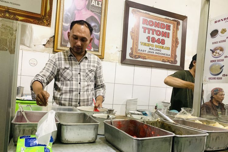 Generasi ketiga penerus penjual kuliner legendaris Ronde Titoni yang berada di Kota Malang, Yusuf Risky.