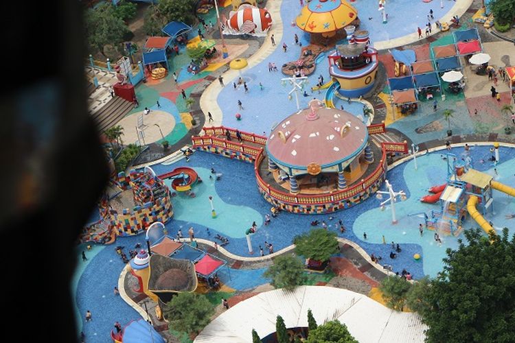 Kepadatan obyek wisata Ocean Park terlihat dari ketinggian, Selasa (31/12/2019). Kompas.com berkesempatan naik helikopter Helicity mengitari Tangerang Selatan.