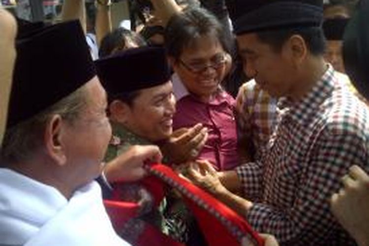 Capres Joko Widodo disambut oleh Pimpinan Ponpes Cipasung, Kabupaten Tasikmalaya, saat tiba di lokasi pesantren, Kamis (12/6/2014).