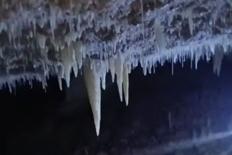 PENEMUAN GUA: Suasana di dalam gua yang direkam warga di sekitar JJLS Saptosari, Gunungkidul, Rabu (16/10/2024)