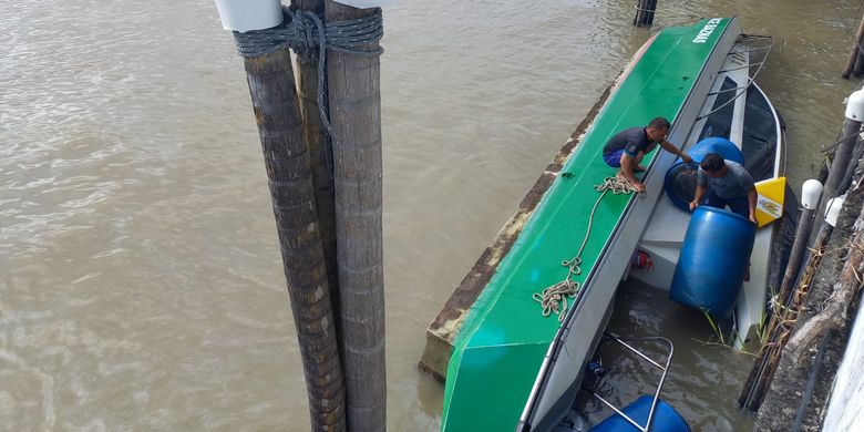 Ambulans laut milik Badan Amil Zakat Nasional (Baznas) Kabupaten Karimun terbalik pada Kamis (27/10/2022) akibat cuaca ekstrem.