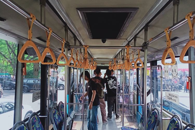 Kondisi shuttle bus yang akan digunakan untuk mengangkut penonton yang akan menyaksikan pertandingan Piala Dunia U-17 di Stadion Si Jalam Harupat, Soreang, Kabupaten Bandung, Jawa Barat