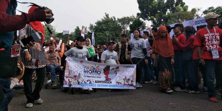 Komunitas difabel memeriahkan parade Momo Asian Para Games 2018 di Monas, Jakarta Pusat, Minggu (23/9/2018).