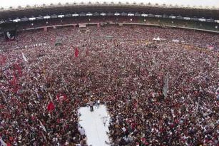 Calon Presiden Joko Widodo memberikan orasi dalam acara Konser Salam 2 Jari Menuju Kemenangan Jokowi-JK, di Stadion Utama Gelora Bung Karno, Senayan, Jakarta, Sabtu (5/7/2014). Konser ini dihadiri oleh ribuan simpatisan Jokowi-JK. 