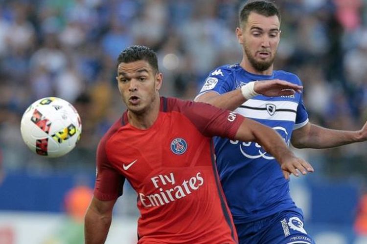 Penyerang Paris Saint-Germain, Hatem Ben Arfa (kiri) berduel dengan bek Bastia FC, Mathieu Peybernes, dalam pertandingan Ligue 1 di Stadion Armand Cesari, Bastua, Jumat (12/8/2016). 