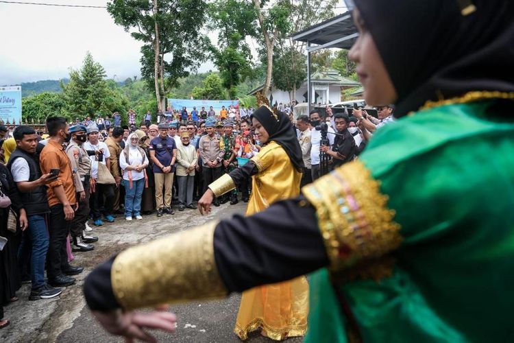 Menteri Pariwisata dan Ekonomi Kreatif (Menparekraf) Sandiaga Uno menikmati tarian di sela-sela kunjungannya ke Desa Wisata Kambo di Sulawesi Selatan, Rabu (12/10/2022).