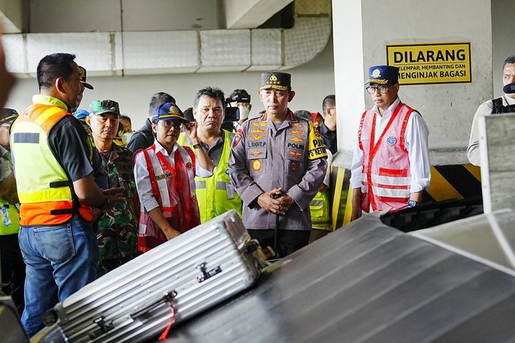 Kapolri Jenderal Listyo Sigit Prabowo mengecek kesiapan pesawat serta jalur bagasi jelang arus mudik Lebaran 2023 di Bandara Soekarno-Hatta, Kota Tangerang, Rabu (19/4/2023).