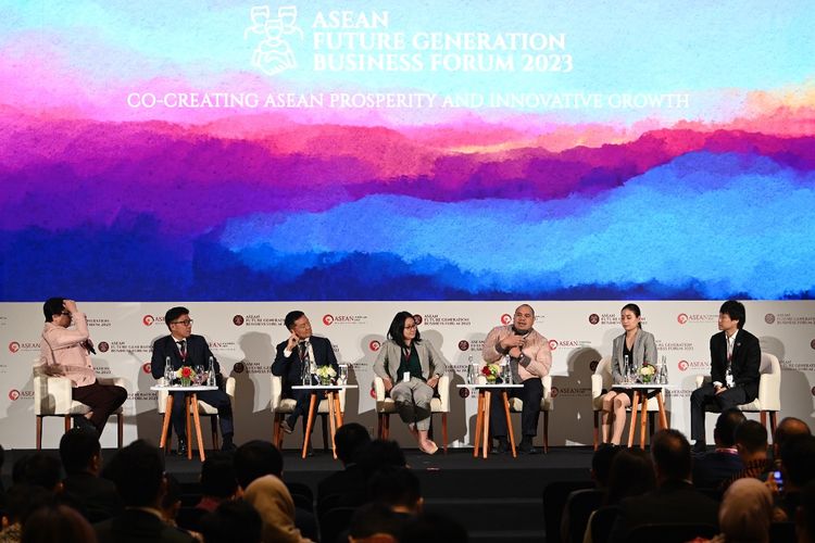 Bersama Japan External Trade Organization (JETRO) dan GenYouth, ASEAN-BAC menggelar ASEAN Future Generation Business Forum yang menghadirkan pembicara dari berbagai kalangan, seperti tokoh berpengaruh, pemimpin generasi muda, politisi, dan ilmuwan. 