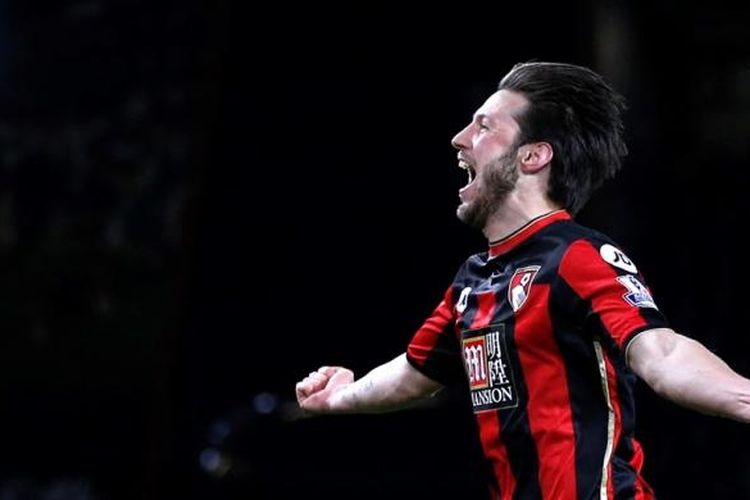 Gelandang AFC Bournemouth, Harry Arter, merayakan gol ke gawang West Ham United pada partai lanjutan Premier League di Stadion Vitality, 12 Januari 2016.