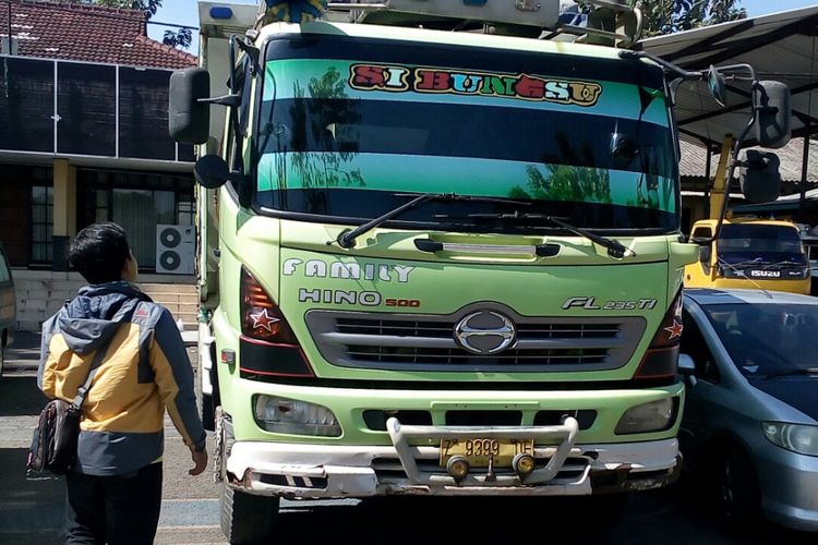 Truk fuso yang digunakan pelaku untuk menabrak istrinya diamankan di Mapolres Garut.