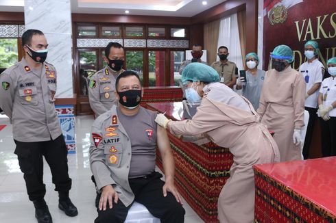 Beri Contoh agar Anggotanya Tak Ragu Divaksin, Kapolda NTT: Vaksin Ini Aman dan Halal