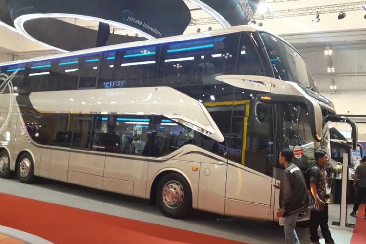 Bus tingkat dengan fasilitas bak pesawat rakitan Laksana yang dipamerkan di GIIAS 2018.
