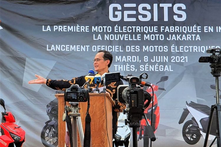 Duta Besar RI untuk Dakar, Dindin Wahyudin, mempromosikan motor listrik Gesits di Senegal