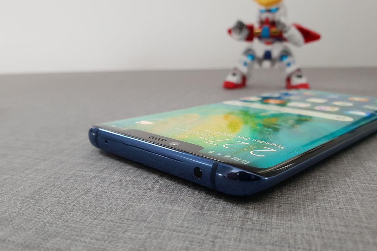 Huawei Mate 20 Pro memiliki poni di bagian atas layar. Poni ini membungkus kamera selfie sebesar 24 megapiksel. 