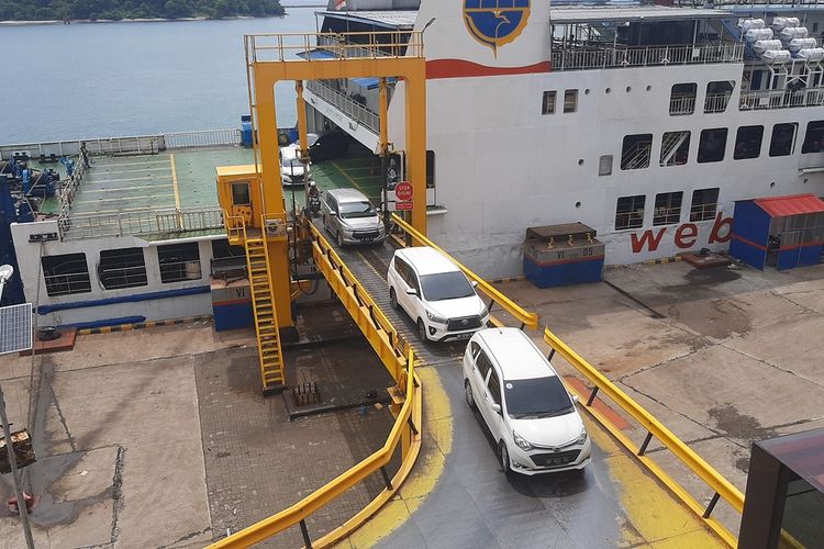 Dermaga Eksekutif Pelabuhan Merak mulai dipadati pemudik yang akan menyebrang ke Sumatra pada H-5 lebaran 2023. Tarif angkutan penyeberangan kelas ekonomi naik 4,77 persen.