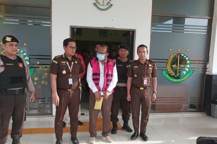 Bidang Pidana Khusus Kejari Siak ketika melakukan penahanan terhadap Kasatpol PP Siak dan dua orang stafnya dititipkan di Tahanan Polres Siak dan Polsek Bungaraya.