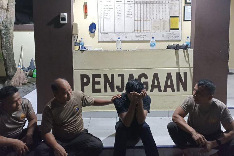 Anggota Ditpolairud Polda Riau saat memberi nasihat kepada remaja yang mencoba melakukan bunuh diri dengan terjun dari atas Jembatan Siak, Kota Pekanbaru, Riau, Rabu (31/1/2024).