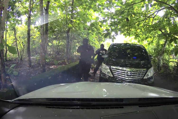 Tangkapan layar video detik-detik komplotan warga negara asing (WNA) merampok WNA asal Ukraina, di Kuta Selatan, Kabupaten Badung,Bali, pada Minggu (15/1/2025). /Dok. rekaman video dari mobil korban. 