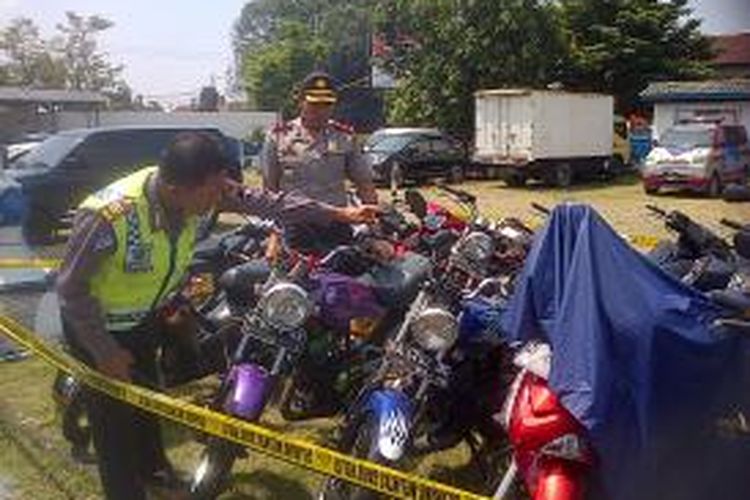 Kasatlantas Polres Semarang, AKP Alil (kiri) dan Wakapolres Kompol Erwon H Dinata sedang memeriksa keaslian sepeda motor yang dibawa dari arena balap liar di exit tol Kalirejo