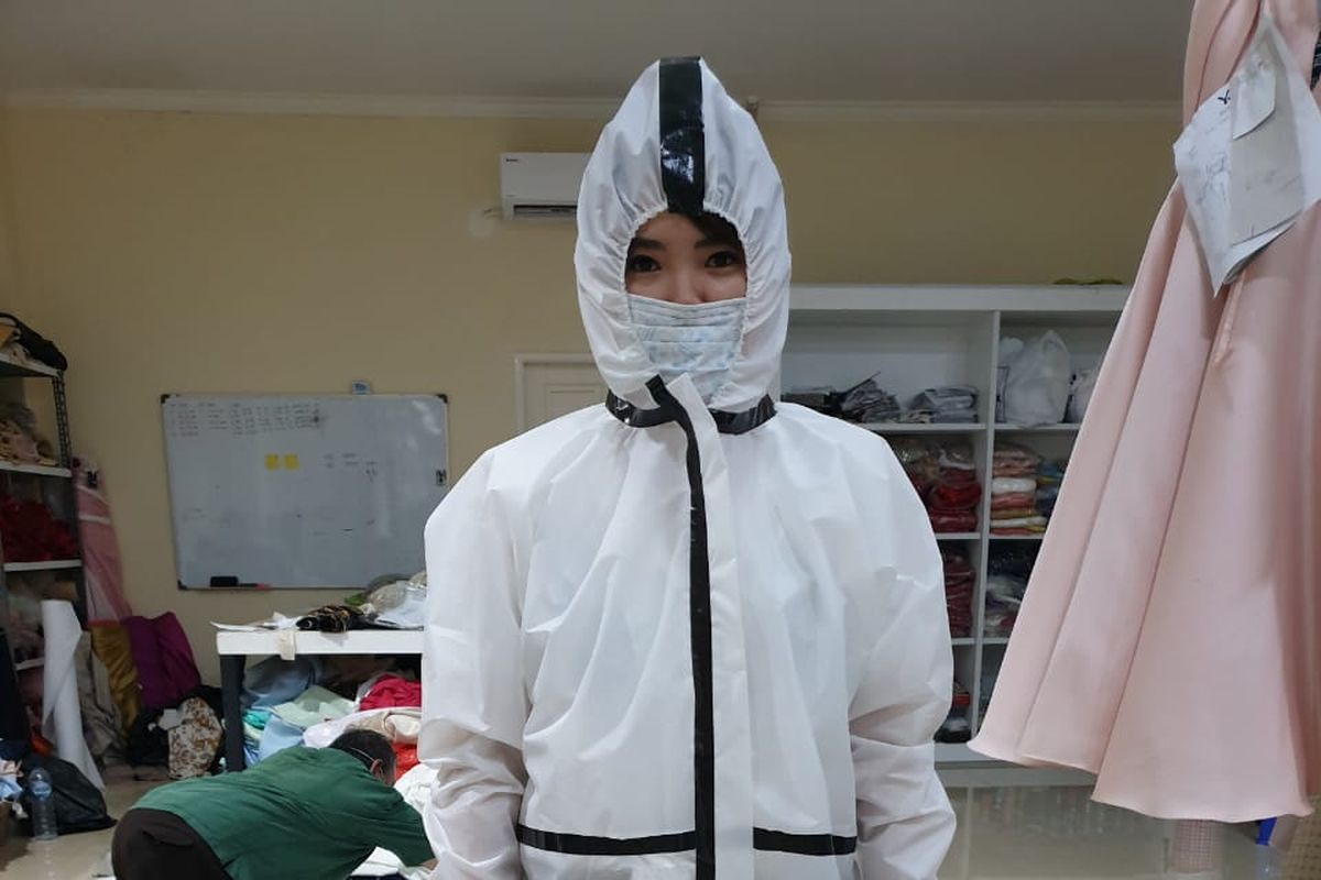 Lionk mencoba baju APD buatannya untuk dikirimkan ke Rumah Sakit yang membutuhkan, Kamis (26/3/2020)