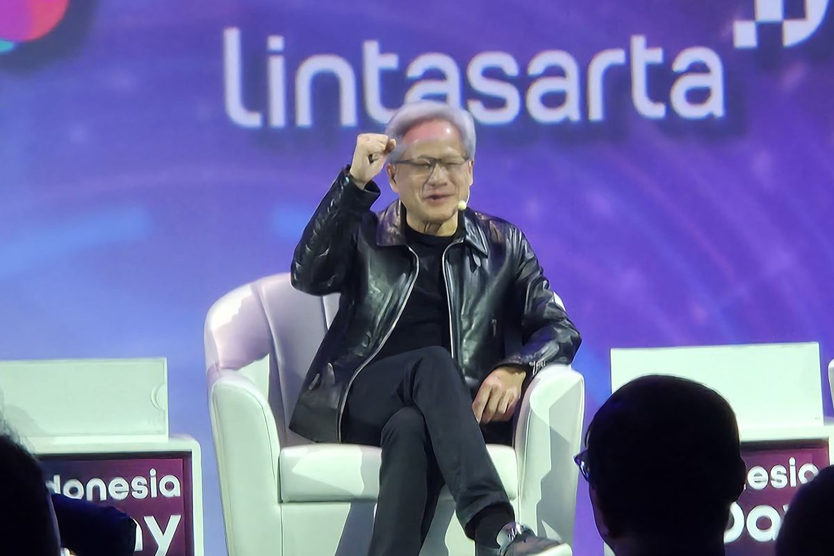 CEO Nvidia Jensen Huang menyebut penting bagi Indonesia untuk memiliki, mengembangkan, meningkatkan kecerdasan (AI) nasional bagi rakyatnya. Hal tersebut diungkap Huang saat menjadi pembicara utama (keynote speaker) dalam ajang Indonesia AI Day yang digelar Indosat Ooredoo Hutchison (IOH) di Ballroom The Tribata Dharmawangsa, Jakarta Selatan, hari ini, Kamis (14/11/2024).