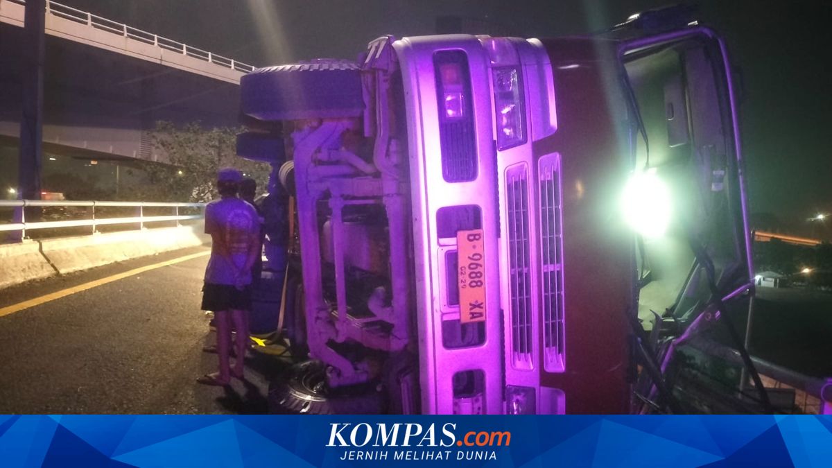 Muatan Overload Diduga Jadi Penyebab Truk Terguling di Tol Kebon Jeruk Jakbar