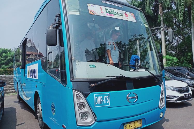 Kondisi shuttle bus yang akan digunakan untuk mengangkut penonton yang akan menyaksikan pertandingan Piala Dunia U-17 di Stadion Si Jalam Harupat, Soreang, Kabupaten Bandung, Jawa Barat