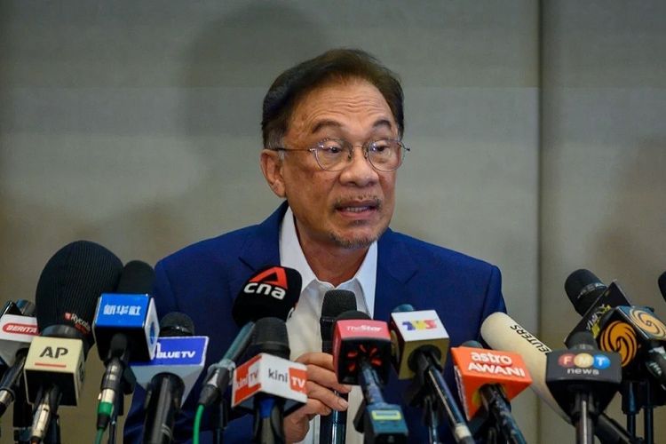 Pemimpin Oposisi Malaysia yang juga Presiden Partai Keadilan Rakyat (PKR) Anwar Ibrahim berbicara pada konferensi pers di Hotel Le Meridien, Kuala Lumpur, Rabu siang (23/09/2020) menyampaikan dia telah mengamankan mayoritas di parlemen untuk menggulingkan Perdana Menteri Muhyiddin Yassin