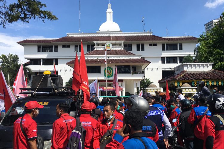 Buruh yang tergabung dalam Serikat Buruh Sumatera Utara berunjuk rasa di depan Balai Kota Medan, Senin (8/11/2021).