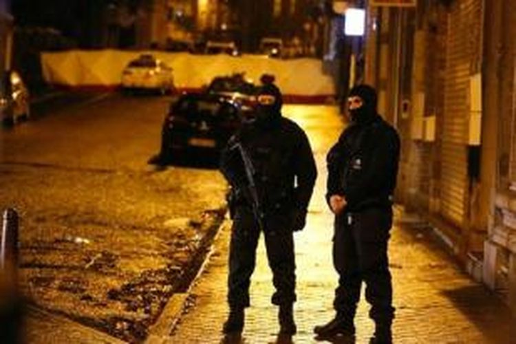 Polisi anti-teror Belgia menutup jalan di kota Verviers dalam penyergapan anti-teror yang berlangsung Kamis (16/1/2015).